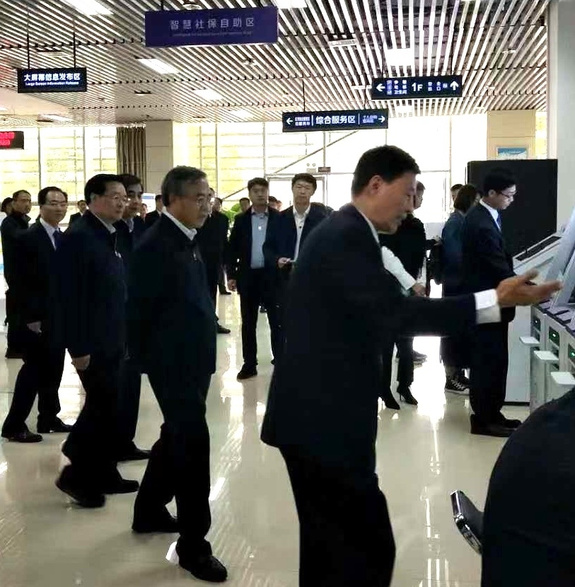胡春华副总理考察郑州人社 麻豆看片入口智慧大厅自助服务系统受到关注